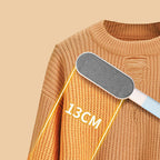 Blue-and-white double-sided pet hair brush on an orange knit sweater with a 13 cm measurement graphic.